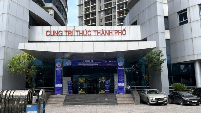 Cung trí thức Hà Nội - một trong những trụ sở công của Hà Nội đang chờ sắp xếp. Ảnh NHƯ Ý.