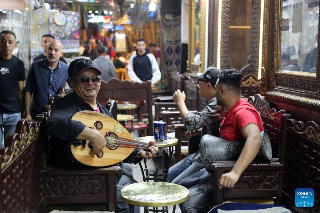 Mọi người trò chuyện trong một quán cà phê ở chợ cổ Khan el-Khalili.