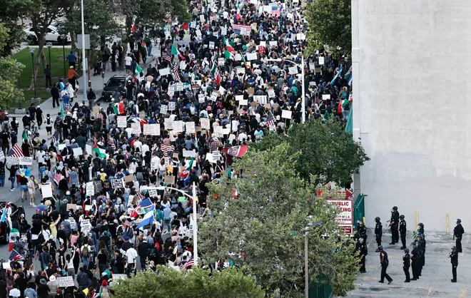 Ngày 7/6, Tổng thống Mỹ Donald Trump đã ra lệnh triển khai 2.000 lính Vệ binh Quốc gia tới Los Angeles, sau khi nơi này diễn ra biểu tình bạo lực phản đối các cuộc truy quét người nhập cư không có giấy tờ hợp pháp. (Nguồn ảnh: Getty, USA Today, Reuters)