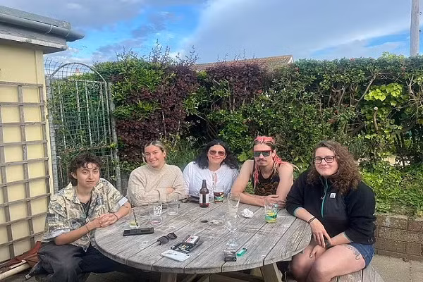 Theo Daily Mail, ngày càng nhiều thanh niên ở độ tuổi đôi mươi ở Anh và Australia đổ xô đến đảo Sark, cách bờ biển Dorset khoảng 130 km. (Nguồn ảnh: Daily Mail)