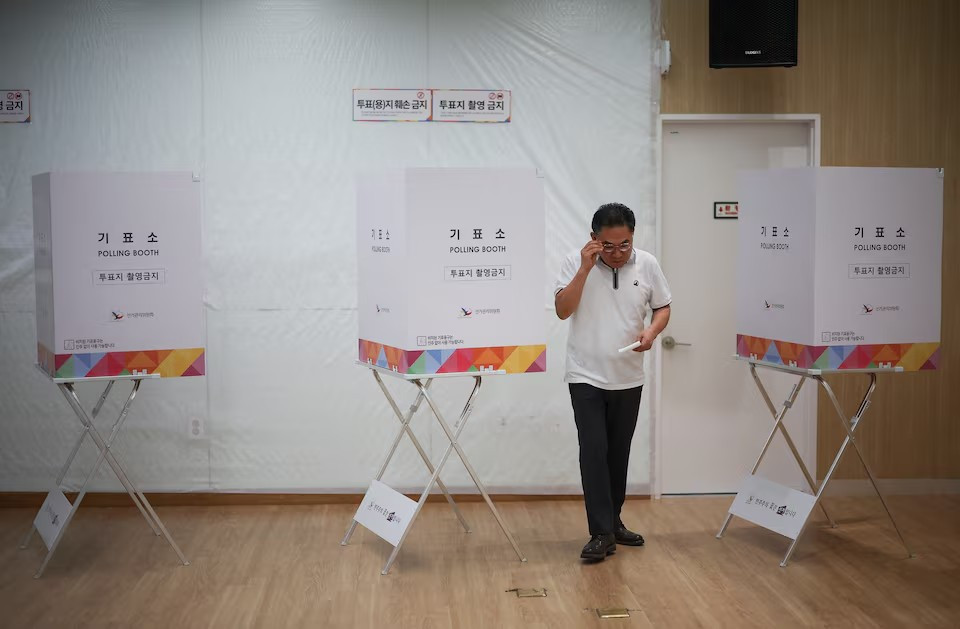 Người đàn ông rời khỏi điểm bỏ phiếu ở Seoul, Hàn Quốc, ngày 3/6. Ảnh: RC.