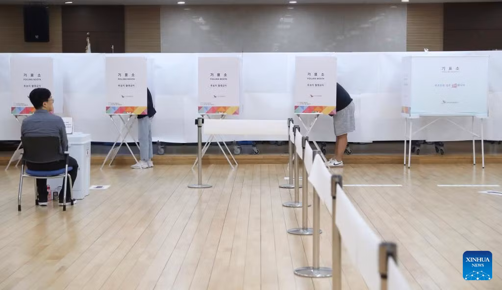 Theo Ủy ban Bầu cử Quốc gia Hàn Quốc, tính đến 14 giờ chiều 3/6, tỷ lệ cử tri đi bỏ phiếu trong cuộc bầu cử là khoảng 65,5%. Ảnh: Xinhua.