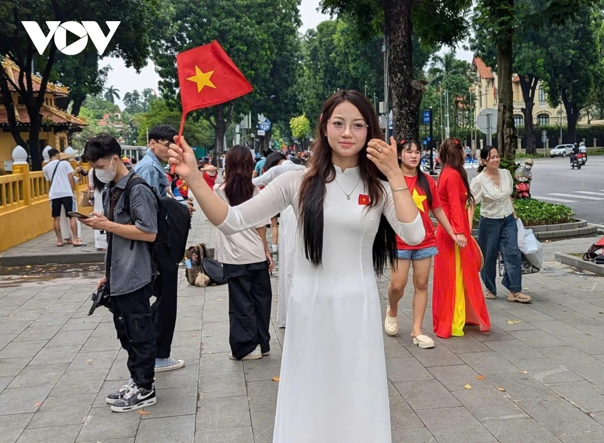 Không khí ngày hội thể hiện rõ nhất trên tuyến phố Độc Lập, khi mỗi ngày có hàng trăm du khách ở mọi lứa tuổi tìm đến để check-in trước Lăng Bác, lưu lại những khoảnh khắc đẹp và thiêng liêng của Hà Nội trong những ngày rộn rã chào mừng Đại lễ.