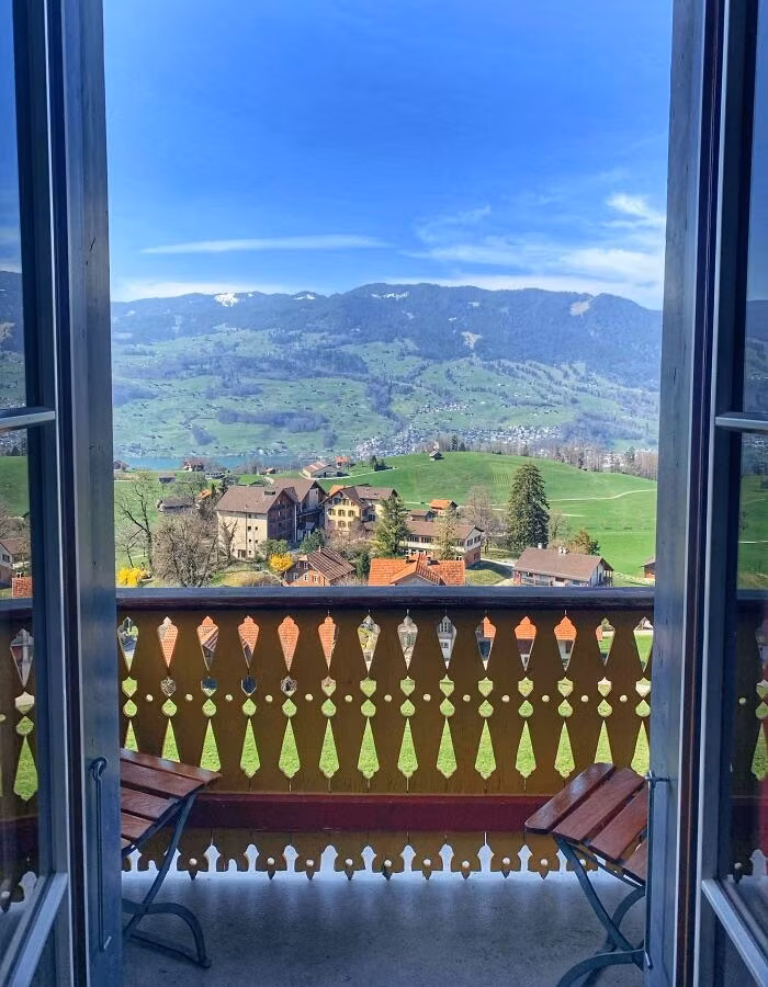 Cảnh quan nhìn từ ban công ở Thụy Sĩ.