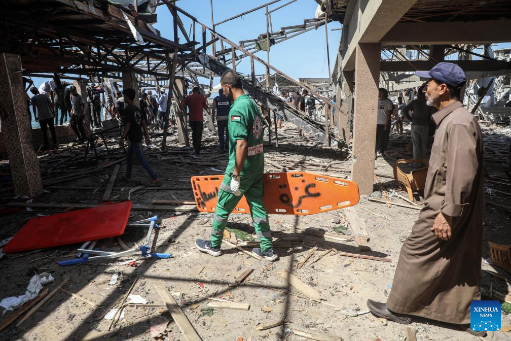 Nhiều nhà báo, sinh viên và người dân,...thường tới đây để truy cập Internet. Ảnh: Xinhua.