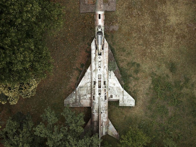 Một chiếc máy bay Liên Xô nằm im lìm trên mặt đất.