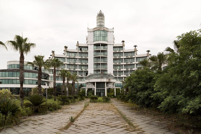 Bầu không khí tĩnh lặng tại một khu khách sạn bỏ hoang ở Gruzia.