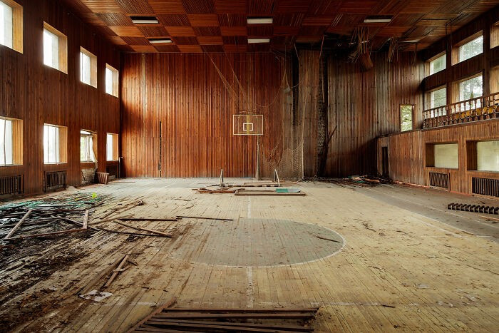 Bên trong một khu phức hợp.