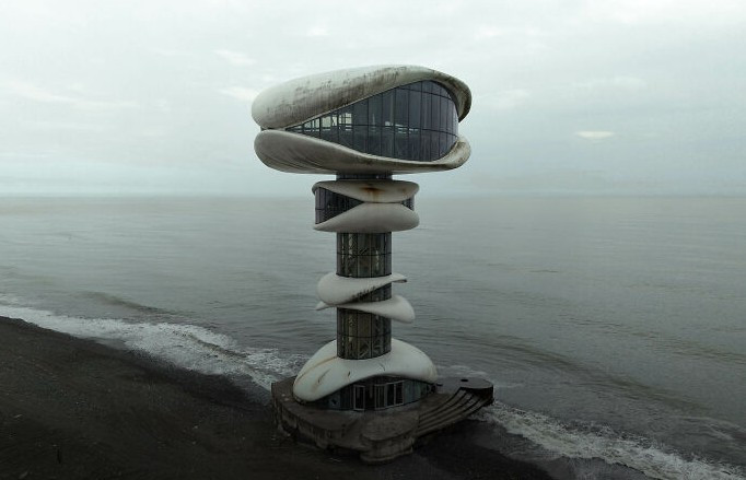 Trong loạt ảnh này, Dimitri Bourriau ghi lại nhiều địa điểm bỏ hoang rất ấn tượng như tòa tháp bên bờ biển bị đóng băng theo thời gian hay trạm cứu hỏa bị xuống cấp sau nhiều năm không được sử dụng,...Trong ảnh là một tòa tháp bỏ hoang nằm trơ trọi bên bờ biển ở Gruzia. (Nguồn ảnh: BP)