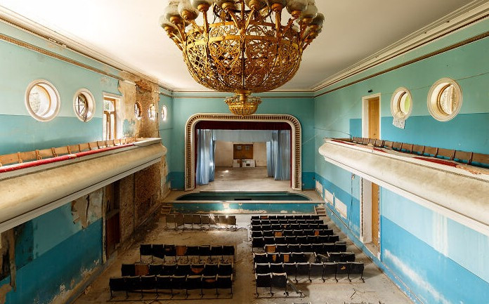 Bên trong một nhà văn hóa bỏ hoang nhiều năm.