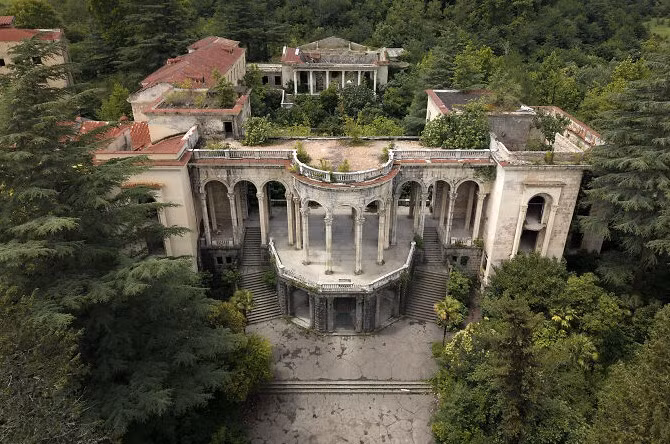 Viện điều dưỡng bị thiên nhiên "bao vây" nhìn từ trên cao.