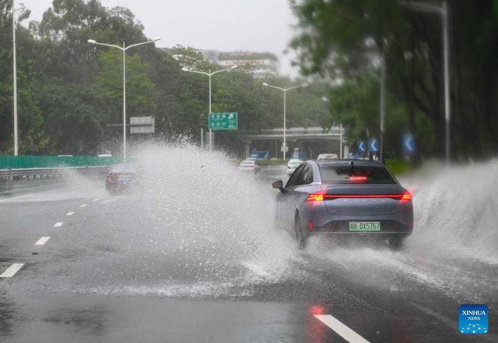 Được biết, các vùng ven biển miền nam Trung Quốc, bao gồm Hải Nam, Quảng Đông và Quảng Tây, đã được đặt trong tình trạng báo động cao khi bão Wipha đổ bộ.