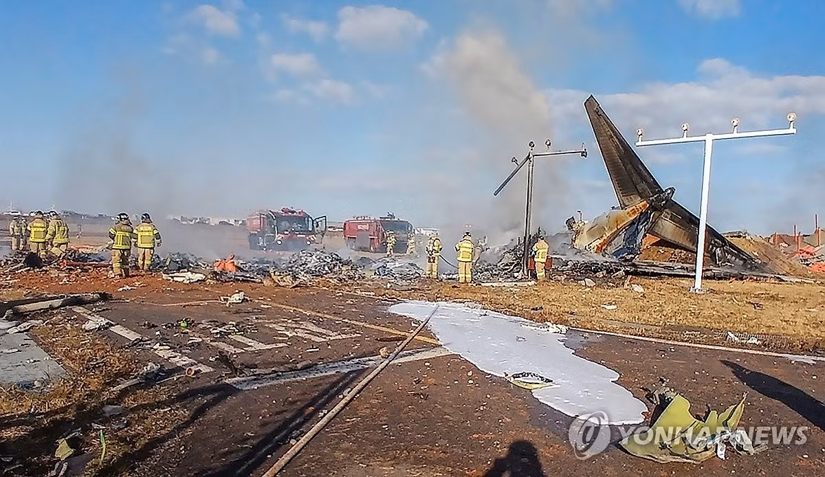 Trước đó, vào khoảng 9h07 sáng 29/12/2024 (giờ địa phương), chiếc máy bay của hãng hàng không Jeju Air chở 181 người, bao gồm 175 hành khách và 6 thành viên phi hành đoàn, bị chệch khỏi đường băng trong lúc hạ cánh và đâm vào hàng rào tại sân bay quốc tế Musan ở Muan, cách Seoul khoảng 288 km về phía tây nam. Ảnh: Yonhap.