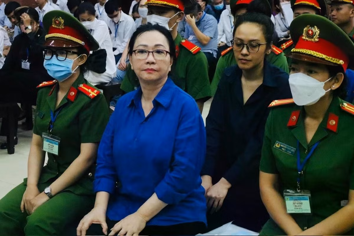 Bà Trương Mỹ Lan và cháu gái Trương Huệ Vân trong một lần ra tòa. Ảnh: Tân Châu.