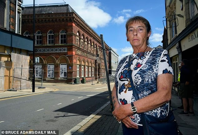 Marilyn Mountford, một cư dân ở Phố Queen, nói rằng thị trấn này đã "suy thoái".