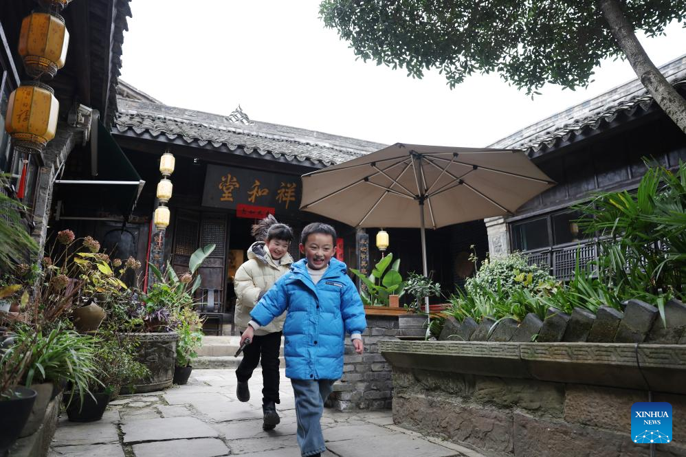 Trẻ em chơi đùa trong một nhà trọ gia đình ở thị trấn cổ Zhaohua ngày 13/12/2025.