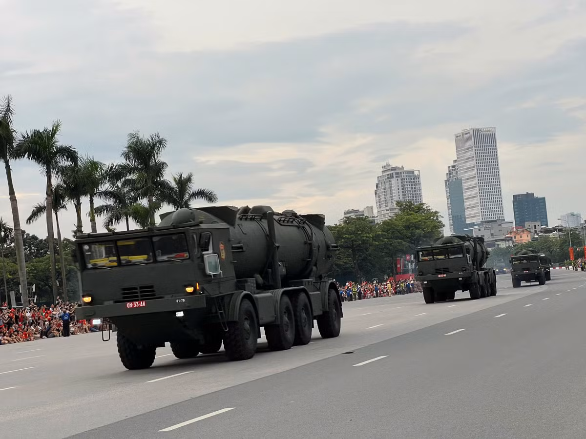 Dàn khí tài từ Trường đua F1 di chuyển về vị trí tập kết trước buổi hợp luyện diễu binh, diễu hành.