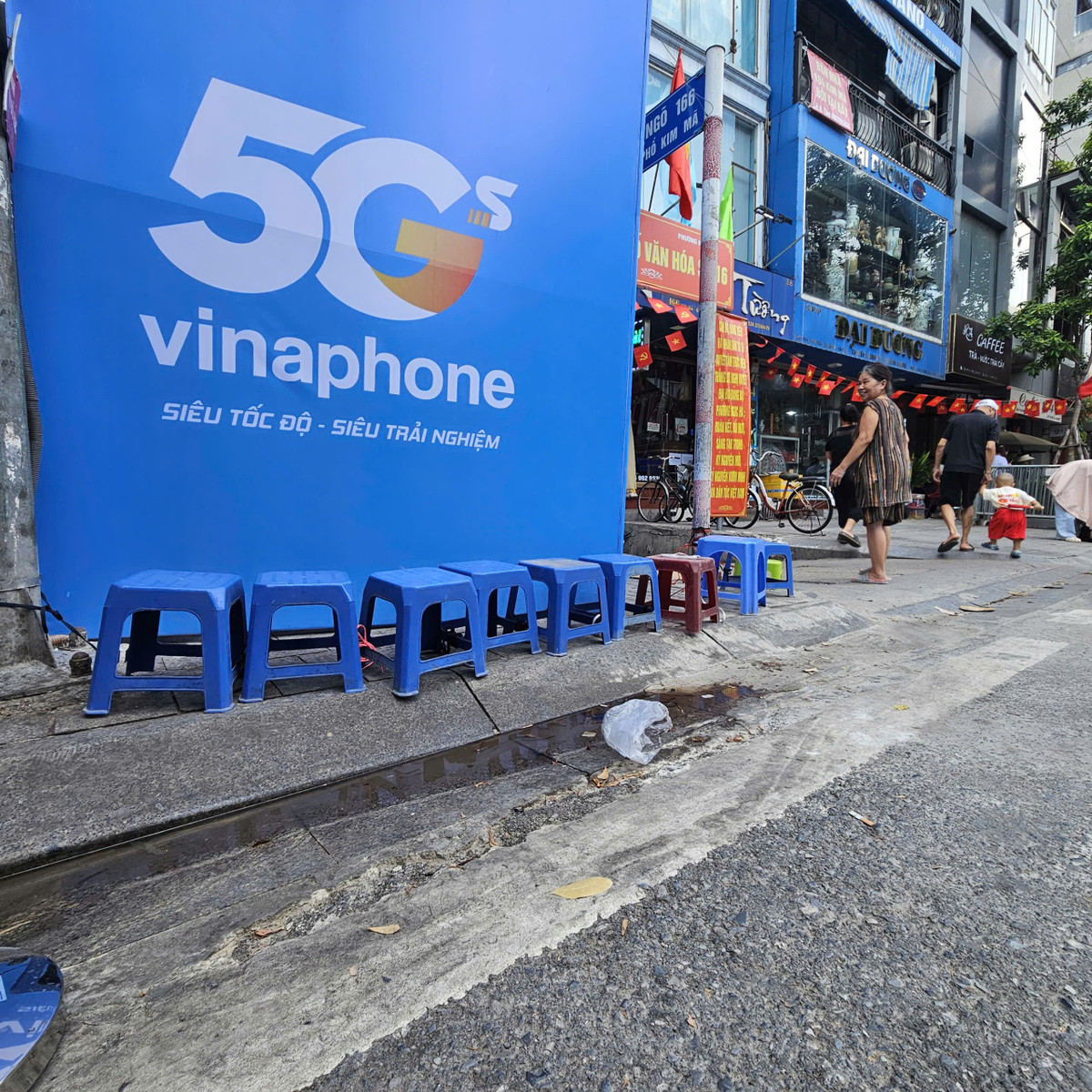 Gia đình anh Mai Xuân Tiến (Thanh Hóa) chia sẻ: "Tôi cho gia đình ra đây từ 3h sáng để xếp hàng vào lăng viếng Chủ tịch Hồ Chí Minh sau đó di chuyển ra ngoài để lấy chỗ. Trước khi đi, gia đình tôi đã chuẩn bị đủ đồ ăn, nước uống và sẵn sàng chờ đón màn luyện diễu binh, diễu hành vào tối nay".