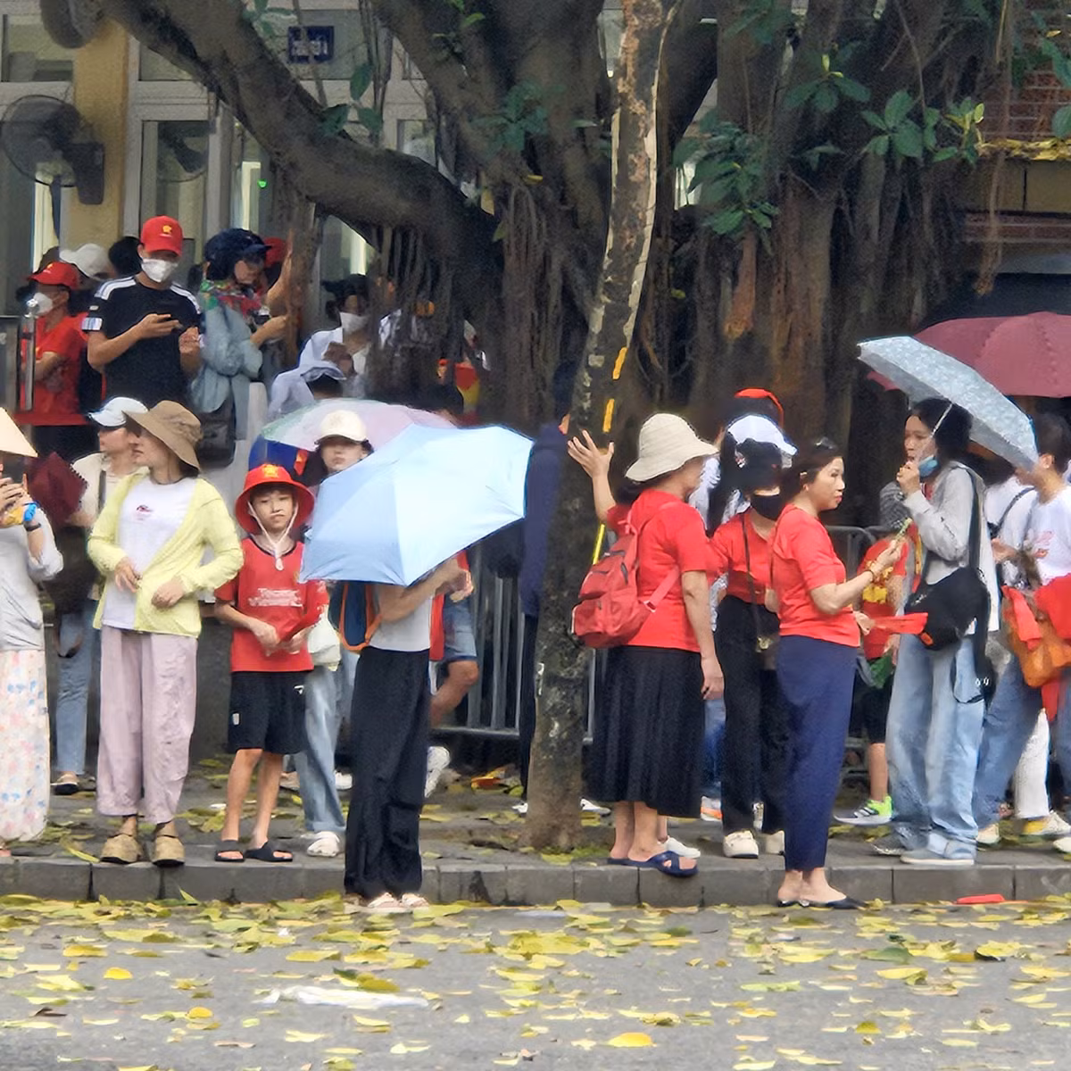 Nhiều người đã chuẩn bị áo mưa, ô dù sẵn sàng "bảo vệ" chỗ ngồi dù thời tiết có bất lợi.