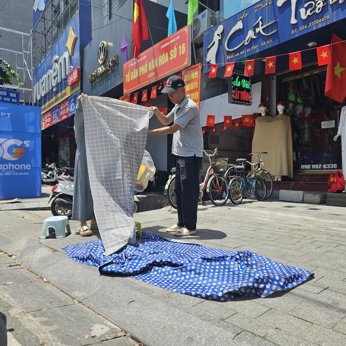 View - Muôn kiểu "xếp gạch" chờ xem hợp luyện diễu binh, diễu hành tại Hà Nội | Báo Tri thức và Cuộc sống - TIN TỨC PHỔ BIẾN KIẾN THỨC 24H