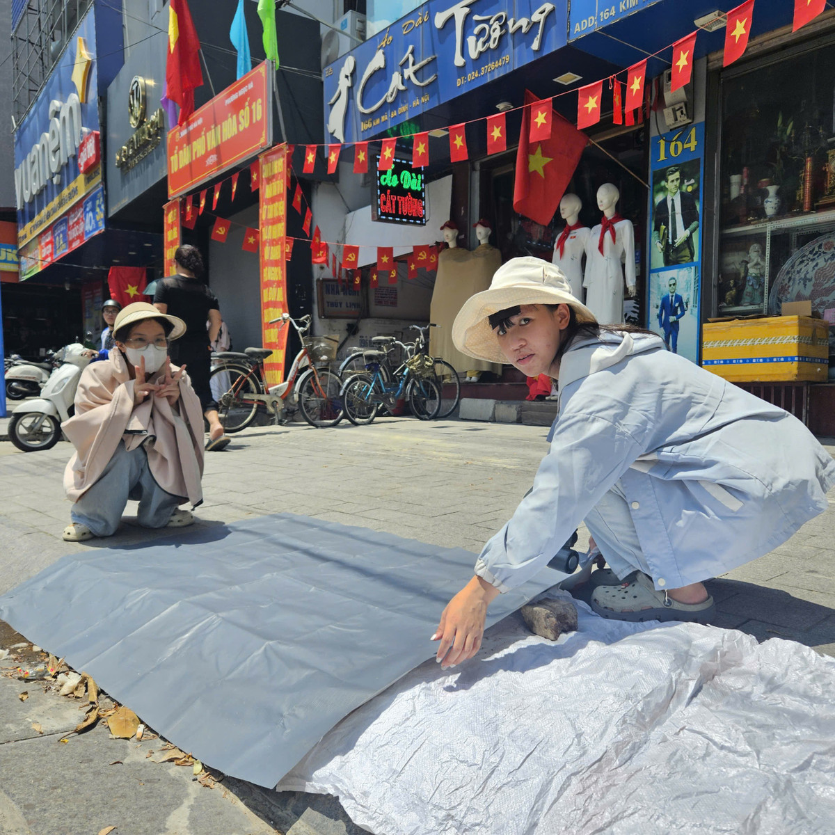 View - Muôn kiểu "xếp gạch" chờ xem hợp luyện diễu binh, diễu hành tại Hà Nội | Báo Tri thức và Cuộc sống - TIN TỨC PHỔ BIẾN KIẾN THỨC 24H