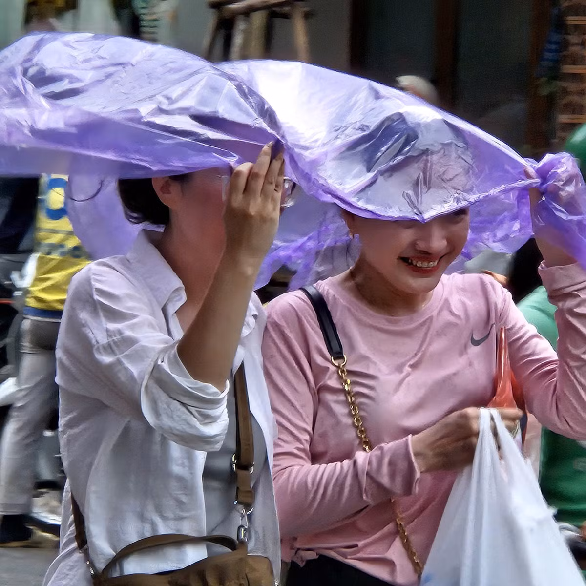 Cô gái vẫn cười tươi bất chấp trời mưa gió.