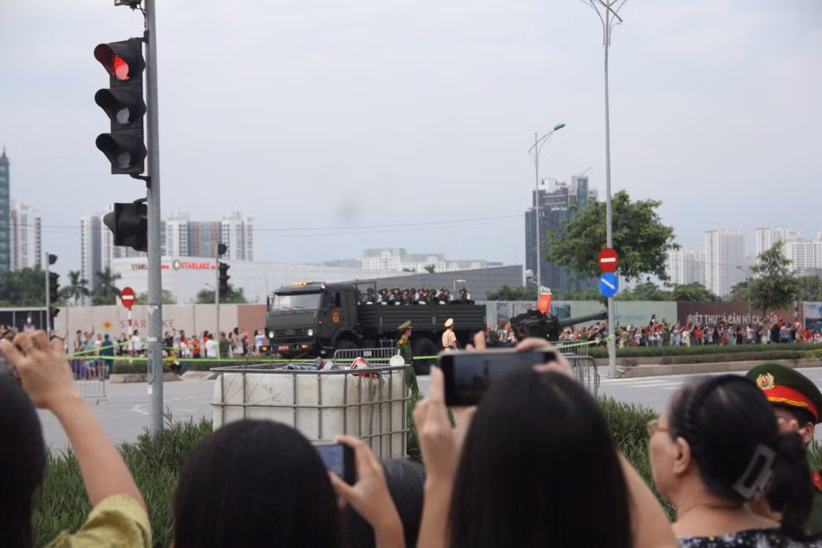 Theo ghi nhận của PV lúc 16h45, đoàn xe pháo quân sự bánh lốp cùng các phương tiện đặc chủng của lực lượng Công an đã xuất phát từ Trường đua F1, tiến vào trung tâm thành phố Hà Nội để tham gia buổi tổng hợp luyện diễu binh, diễu hành lần 2 Lễ kỷ niệm 80 năm Cách mạng Tháng Tám và Quốc khánh 2/9.