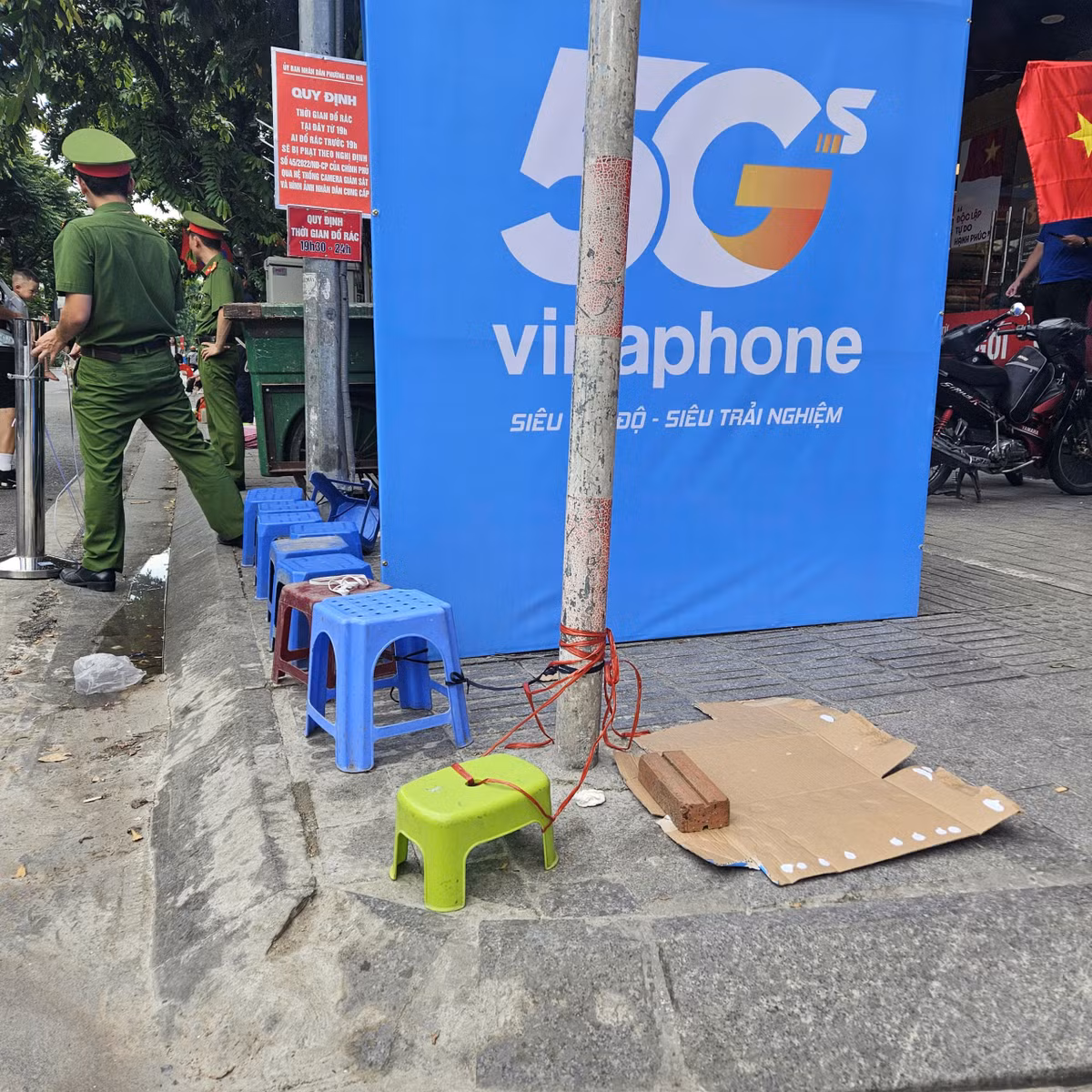 Giống gia đình chị Kim Anh, hai bạn trẻ Thanh Huyền và Thu Hà (ĐH Mỏ Địa chất - Hà Nội) cho biết: "Bọn em phải gửi xe vào nhà người thân, sau đó lên đường Kim Mã từ sớm để giữ chỗ, các bạn khác sẽ đến sau".