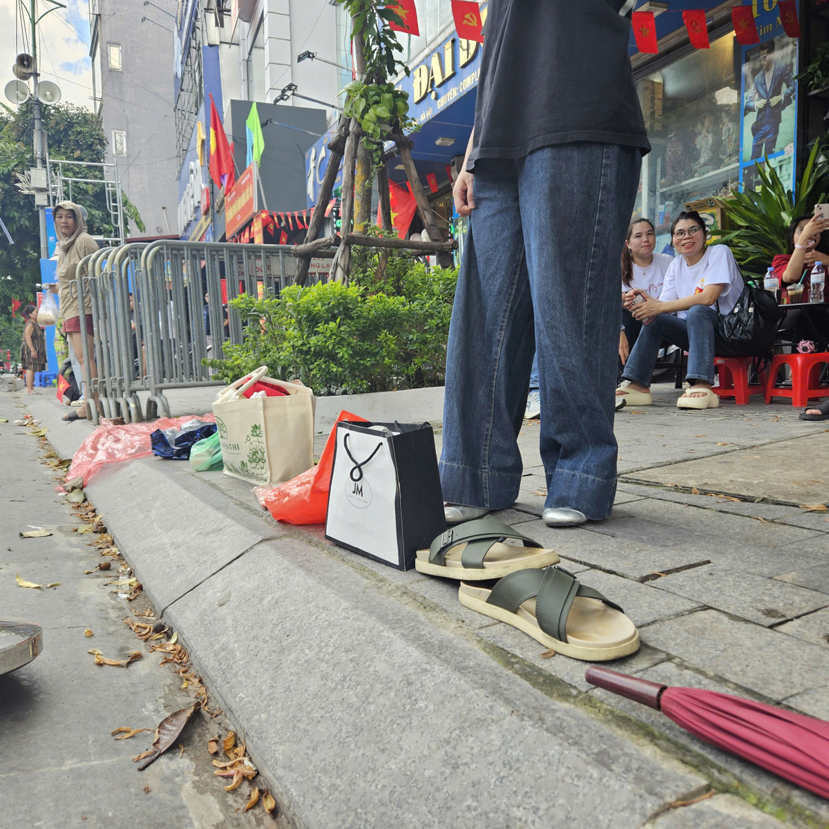 Người dân giữ chỗ từ sớm.