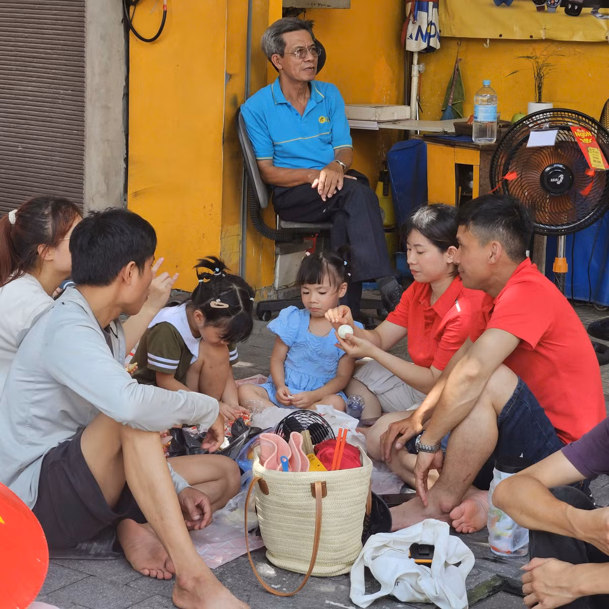 Tại phố Kim Mã (Hà Nội), ngay từ rất sớm, nhiều người dân từ khắp nơi đã đến để "nhận chỗ" xem buổi tổng hợp luyện diễu binh, diễu hành lần 2.