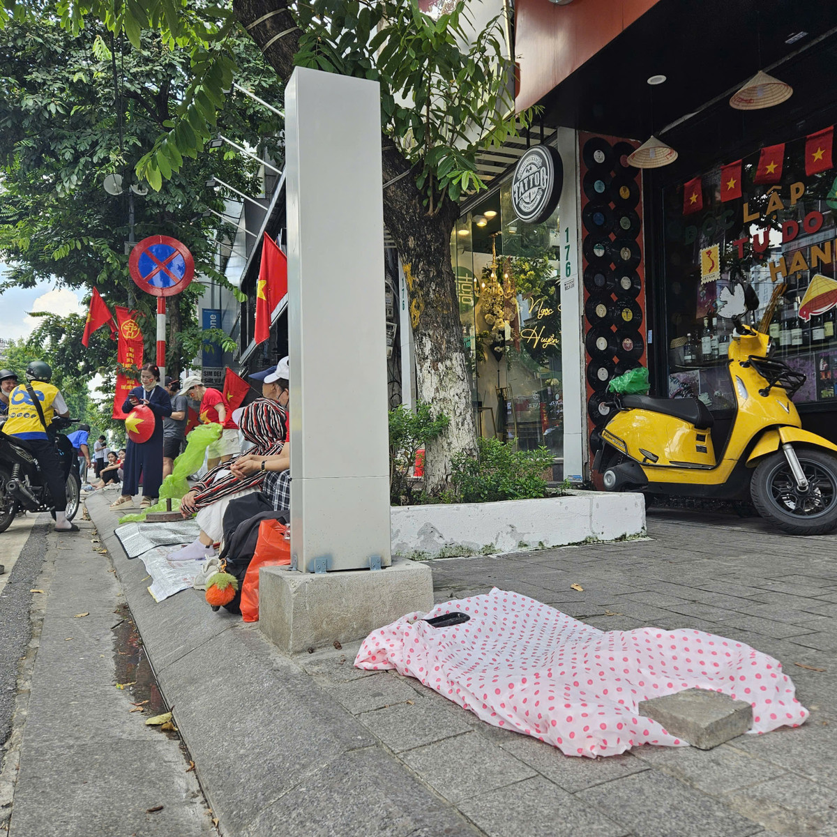 View - Muôn kiểu "xếp gạch" chờ xem hợp luyện diễu binh, diễu hành tại Hà Nội | Báo Tri thức và Cuộc sống - TIN TỨC PHỔ BIẾN KIẾN THỨC 24H