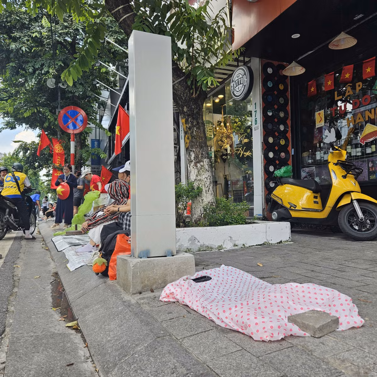 Trong khi đó, nhiều gia đình từ các tỉnh lân cận Hà Nội cũng về trung tâm từ sớm để thăm Lăng Chủ tịch Hồ Chí Minh và tiện thể nhận chỗ chờ xem diễu binh, diễu hành.