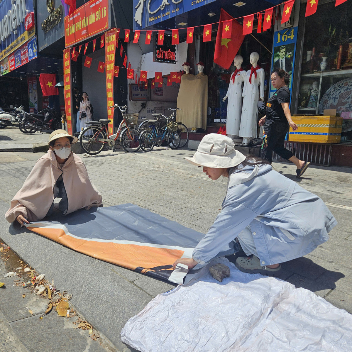 Ai cũng mong muốn có một vị trí đẹp để xem hợp luyện diễu binh, diễu hành.