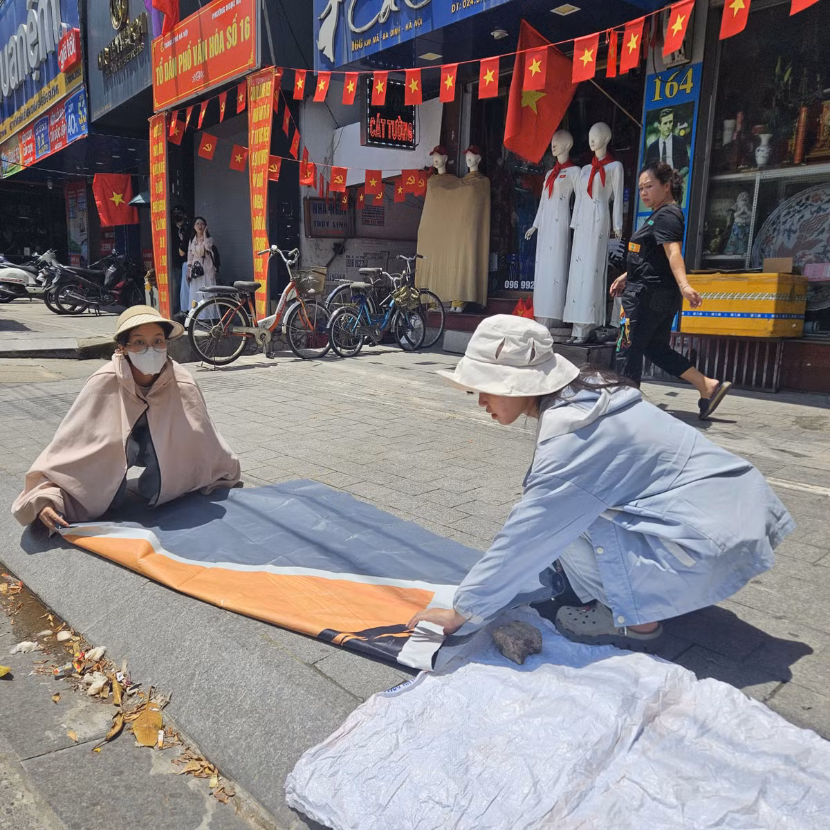 Ai cũng mong muốn có một vị trí đẹp để xem hợp luyện diễu binh, diễu hành.