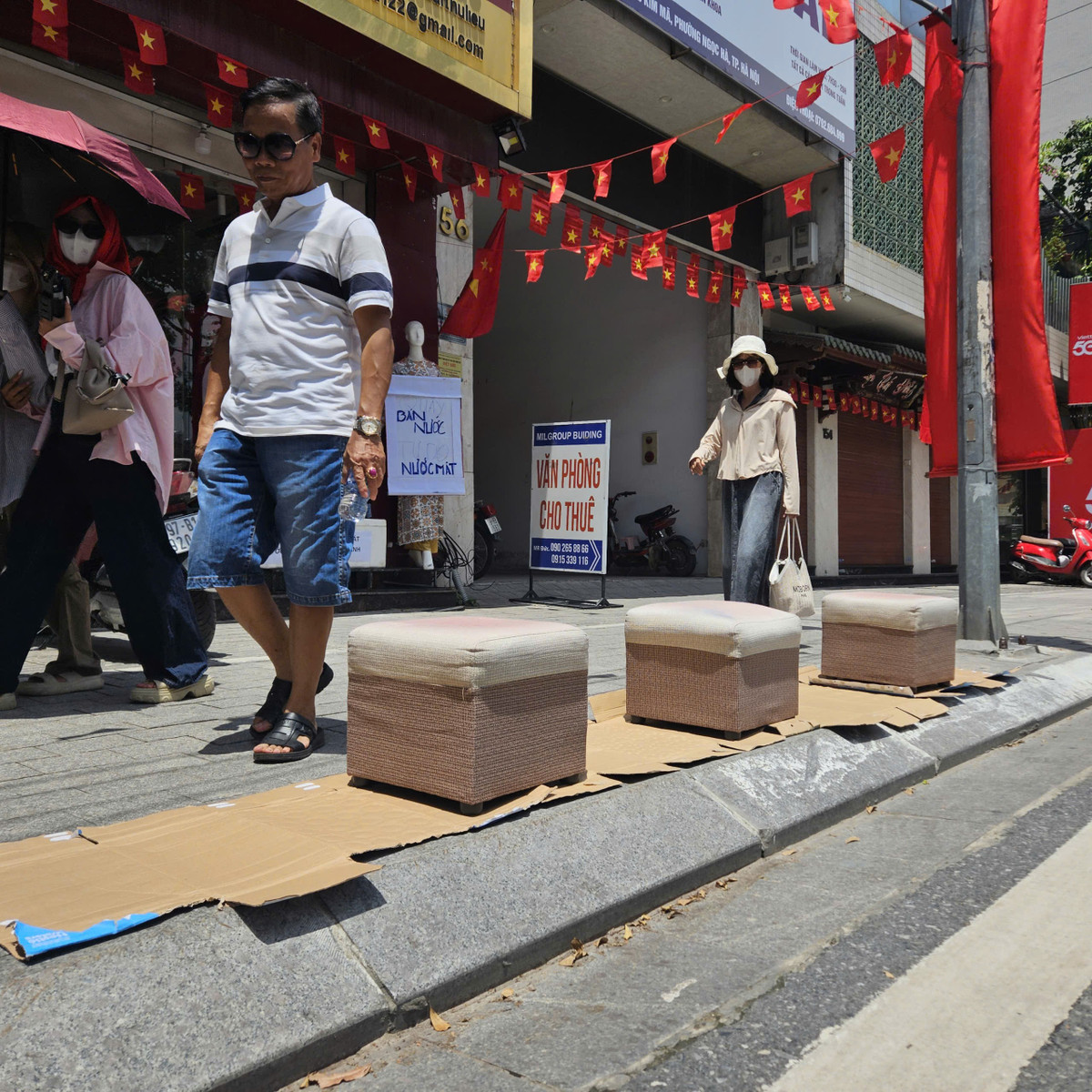 Chị Kim Anh (Hoàng Mai - Hà Nội) cho biết: "Gia đình tôi có 6 người, tôi với chồng tôi lên trước xếp chỗ, sau đó tôi trở lại nhà đón các con rồi đi bộ vào".