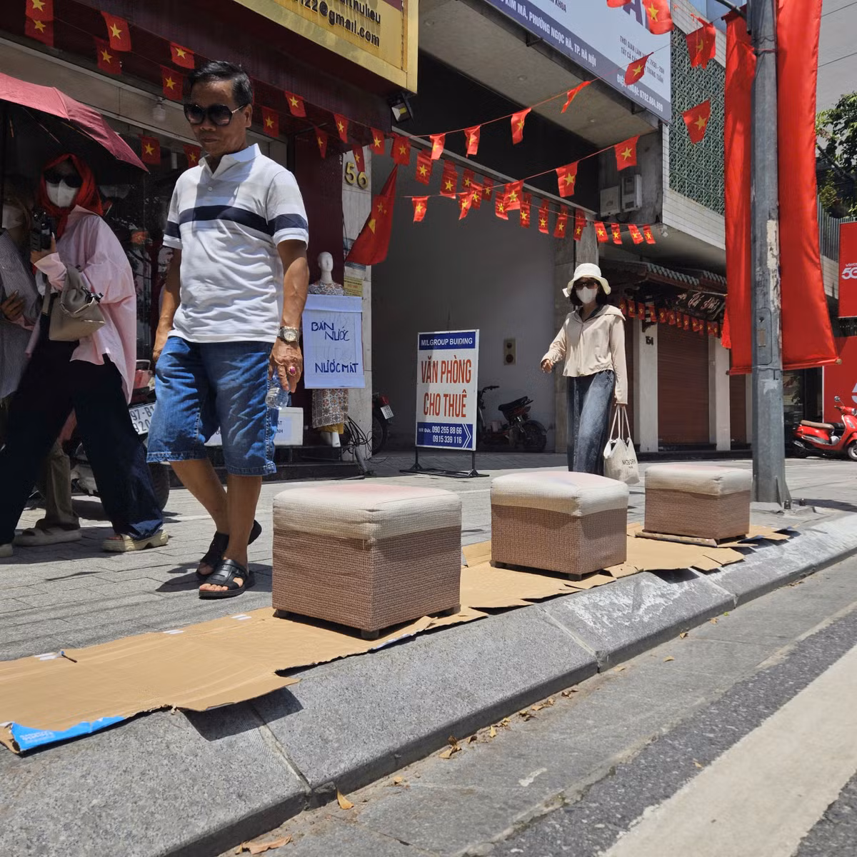 Chị Kim Anh (Hoàng Mai - Hà Nội) cho biết: "Gia đình tôi có 6 người, tôi với chồng tôi lên trước xếp chỗ, sau đó tôi trở lại nhà đón các con rồi đi bộ vào".