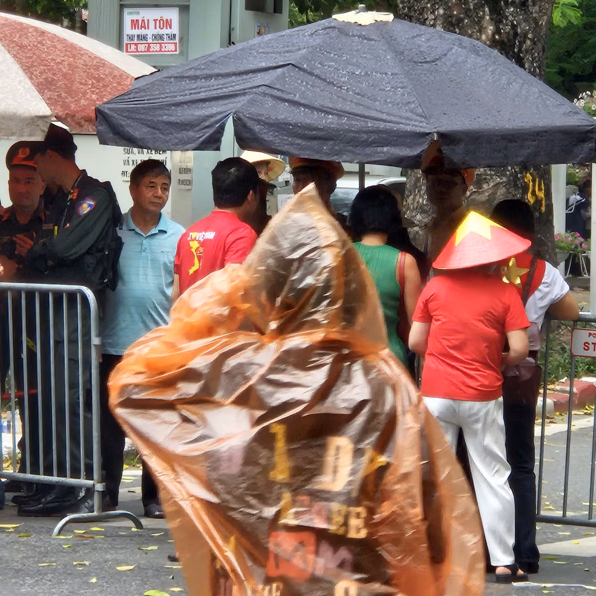 Dù vậy, người dân vẫn kiên trì đợi xem màn luyện diễu binh, diễu hành A80 vào tối nay.