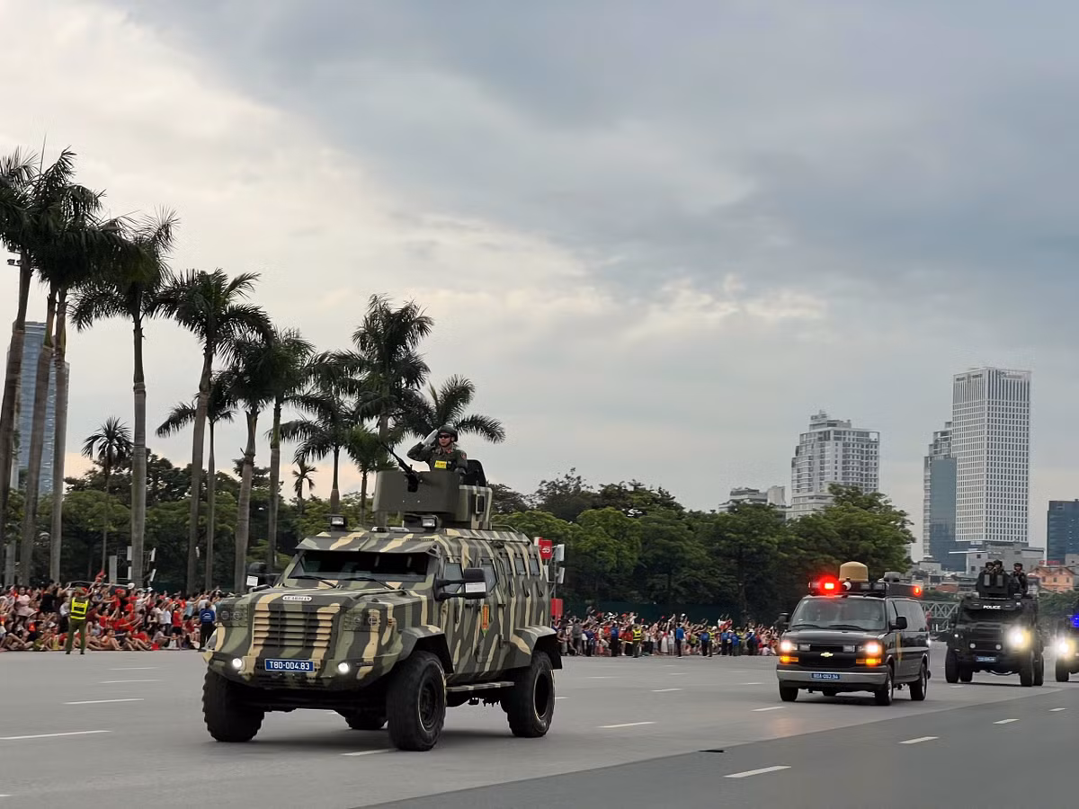 Rất đông người dân đứng hai bên đường chào đón.