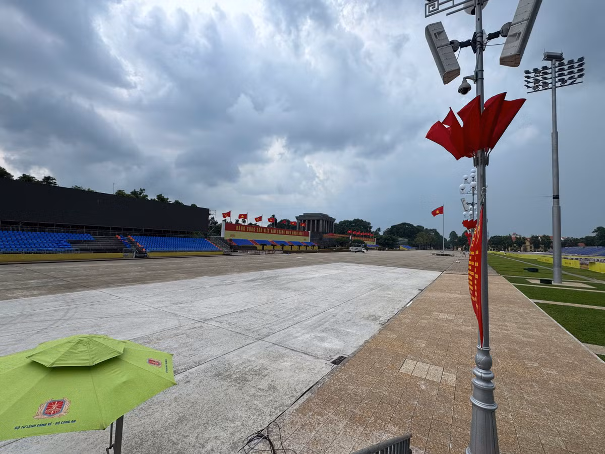 Từ sáng sớm 24/8, dòng người từ khắp nơi đã nô nức kéo về Quảng trường Ba Đình và các tuyến phố lân cận, chọn cho mình vị trí thuận lợi để chờ xem buổi tổng hợp luyện diễu binh, diễu hành lần 2 diễn ra vào 20h. Khoảng 13h45, trời Hà Nội bỗng đổ mưa lớn.