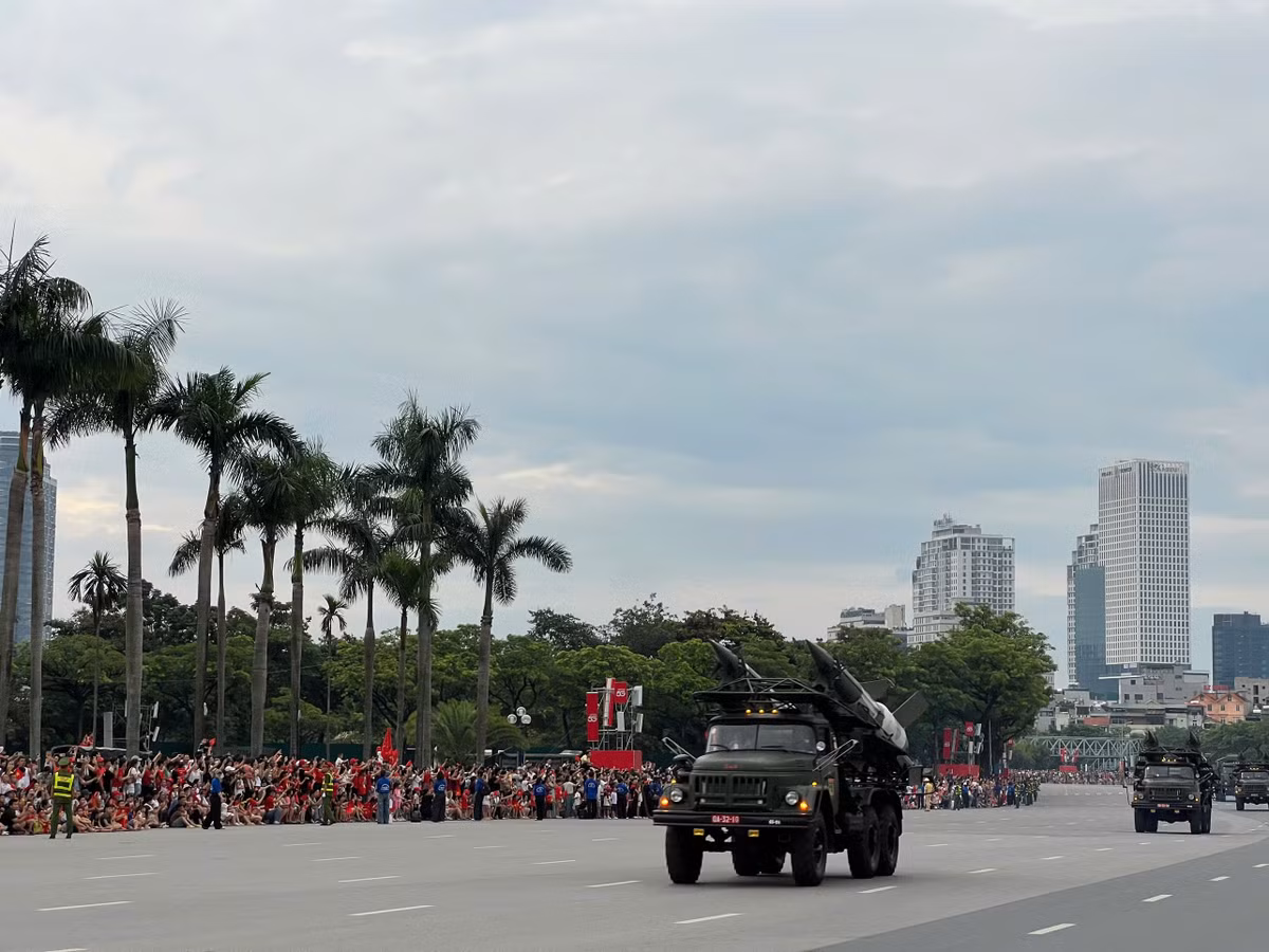 Người dân chào đón đoàn xe, khí tài đi qua.