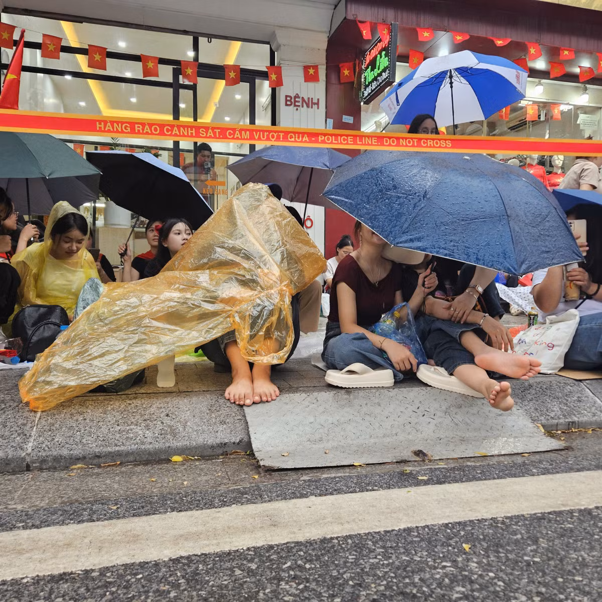 Trận mưa không khiến tinh thần của người dân giảm đi chút nào.