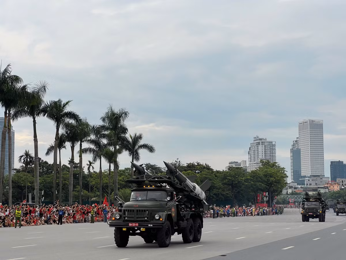 Người dân thủ đô rất hào hứng khi tận mắt chứng kiến dàn khí tài hiện đại di chuyển trên đường phố.