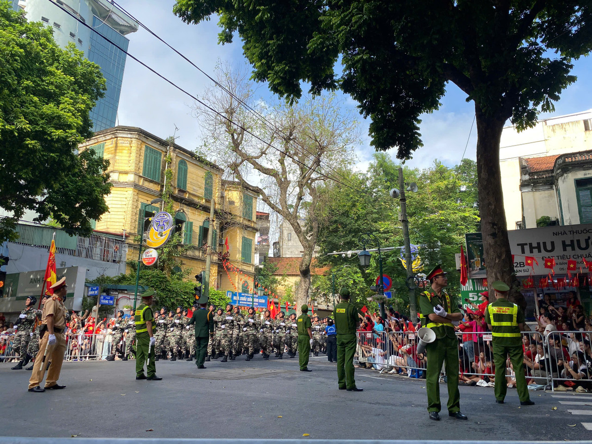 Lực lượng chức năng đảm bảo trật tự tại các tuyến phố.