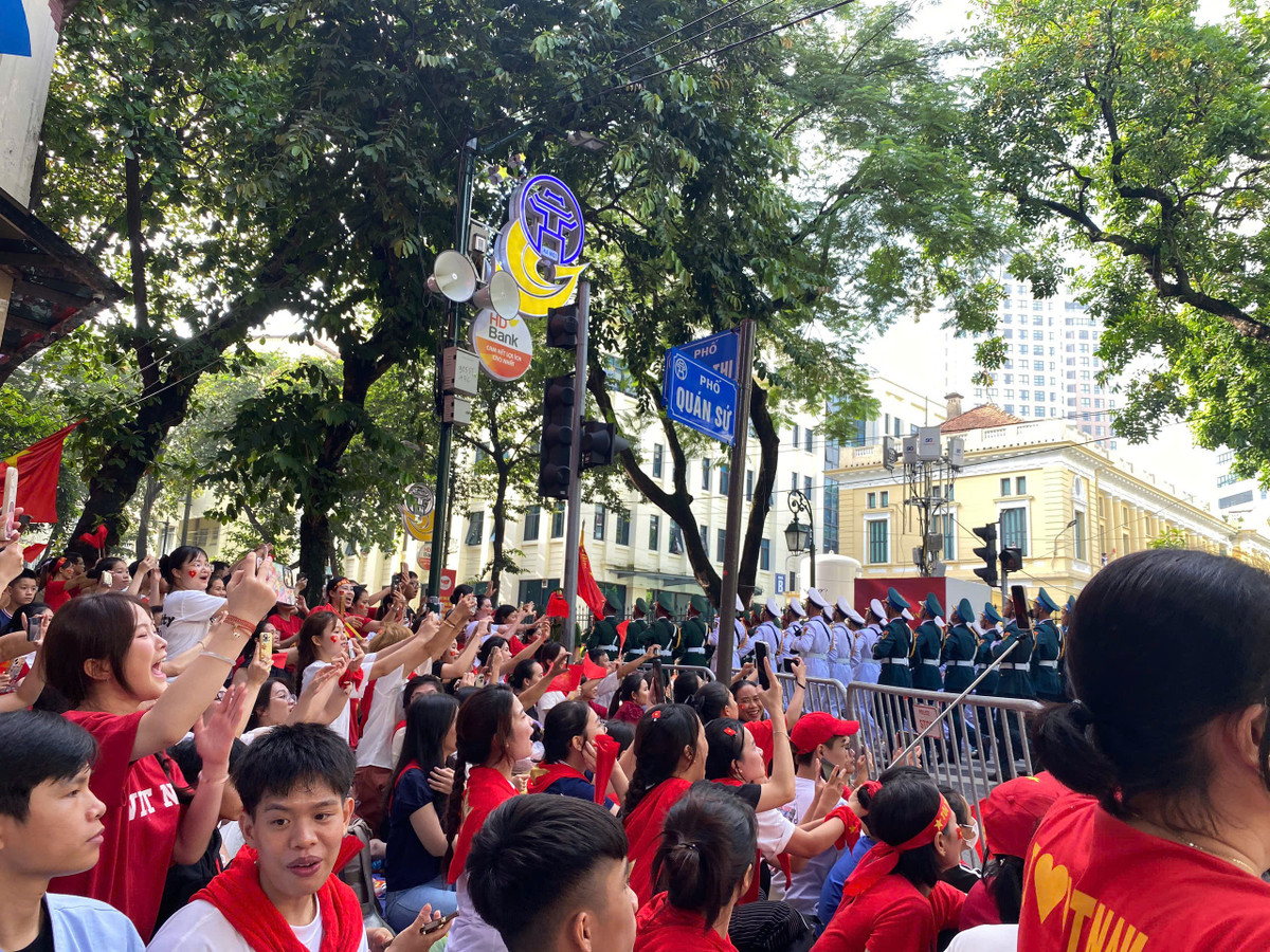 Sau khi qua lễ đài tại Quảng trường Ba Đình, các khối diễu binh, diễu hành A80 lần lượt tỏa ra các hướng di chuyển về nơi tập kết trong sự chào đón nồng nhiệt của người dân.