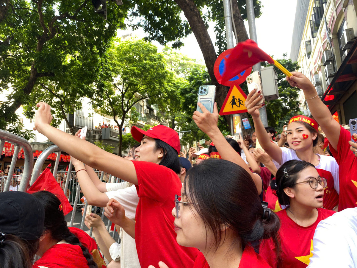 Mọi người mặc áo cờ đỏ sao vàng, mang theo niềm tự hào đất nước, con người Việt Nam.