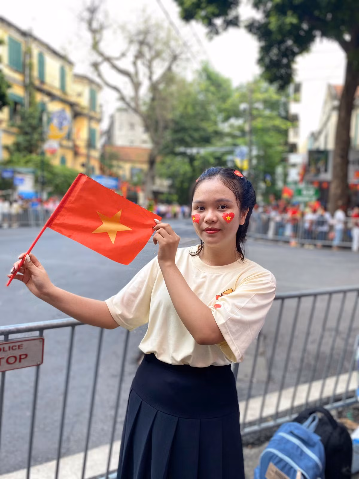 Hơn 24 tiếng đồng hồ chờ đợi để được thấy đoàn quân đi qua tại nút giao Tràng Thi - Quán Sứ, Thu Hiền (Phú Thọ) bày tỏ sự hào hứng và niềm hạnh phúc vô bờ bến khi vừa xem xong diễu binh: “Hôm nay là ngày hết sức đặc biệt trong 25 năm cuộc đời của em, mặc dù phải chờ đợi hơn 24 tiếng đồng hồ nhưng em cảm thấy vô cùng xứng đáng… Yêu lắm Tổ quốc ơi”.