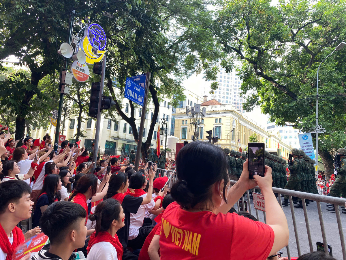 Người dân lấy điện thoại ghi lại những khoảnh khắc khó quên này.