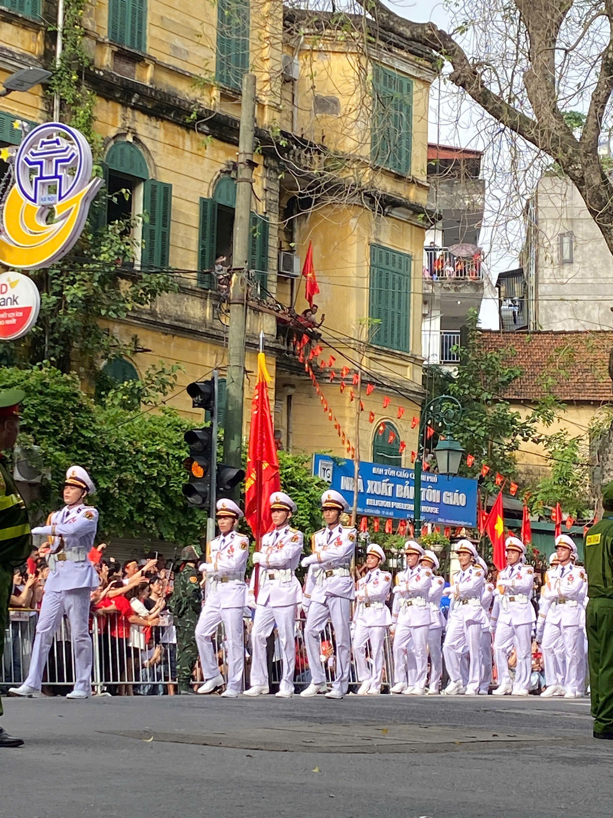 Một số hình ảnh khác về đoàn diễu binh đi qua tuyến phố ở Hà Nội được phóng viên báo Tri thức và Cuộc sống ghi nhận.