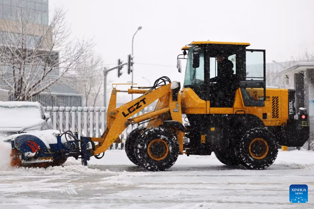 Chiếc xe dọn tuyết trên đường phố ở Thẩm Dương, tỉnh Liêu Ninh, ngày 23/12.