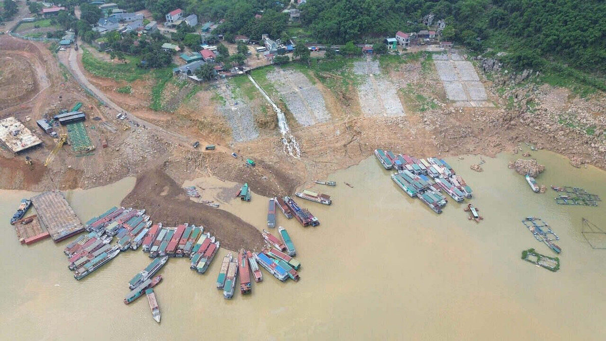 Cảng Bích Hạ (xã Thung Nai, huyện Cao Phong, tỉnh Hòa Bình), nơi từng là bến thuyền du lịch đẹp, là đầu mối nhộn nhịp tàu thuyền đưa khách tham quan các điểm du lịch trên hồ. Nhưng nay khi nước cạn, trở thành bãi đất mấp mô, mặt nước đục ngầu. Du khách muốn xuống thuyền phải cuốc bộ trên bãi đất đá cả trăm mét.